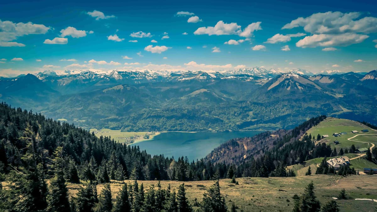 المناظر الطبيعية لجبال الألب مع إطلالة على البحيرة والجبل