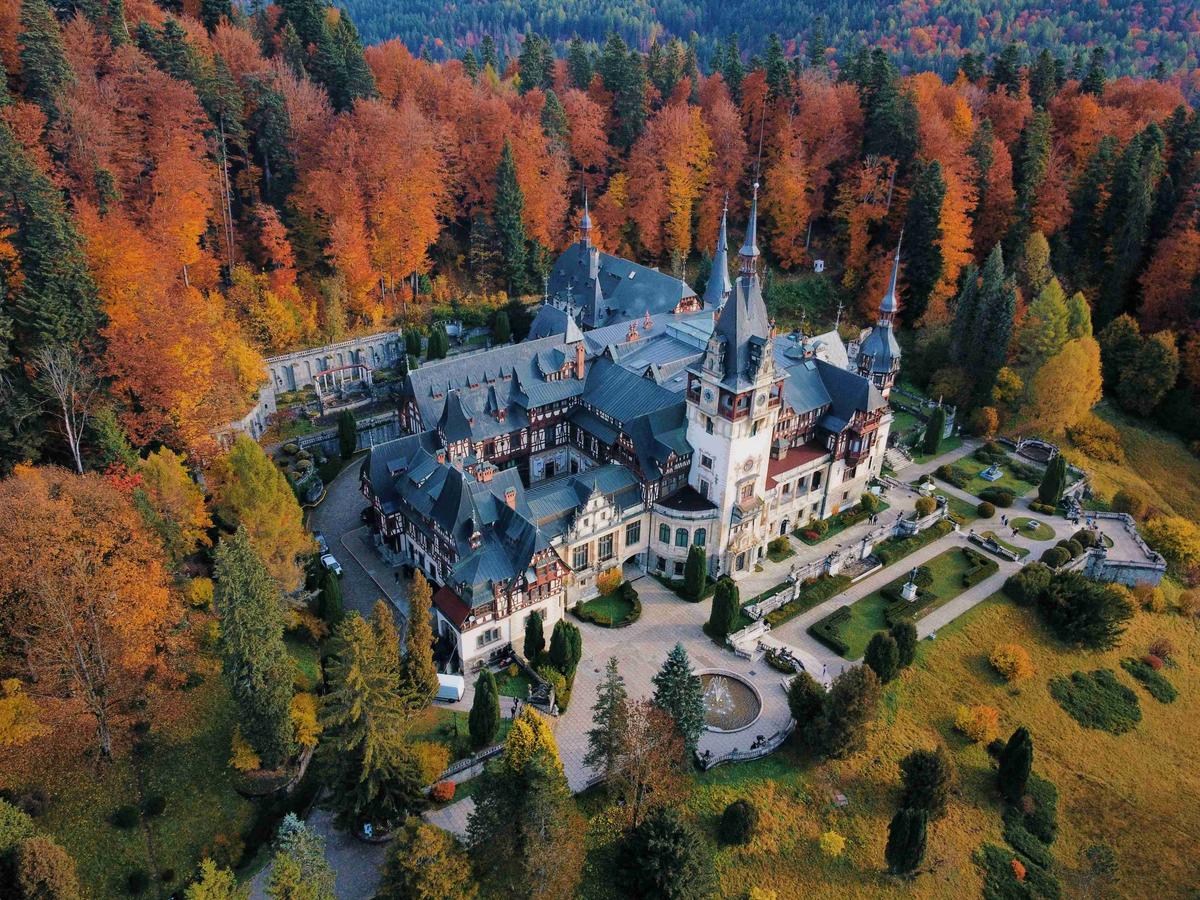 موسم الخريف في منظر جوي لقلعة القصص الخيالية