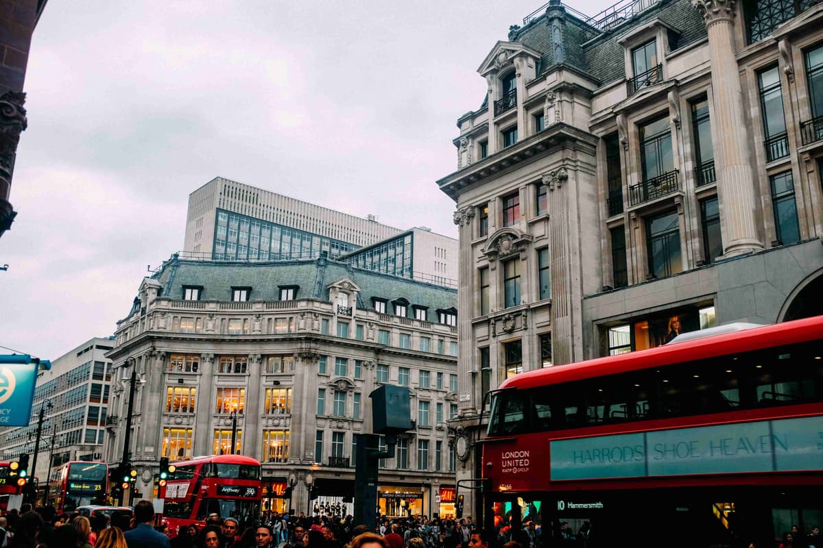 Scenă de stradă aglomerată din Londra cu autobuze roșii