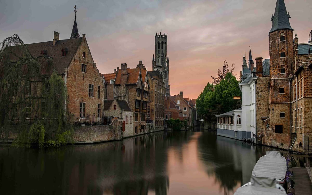 Vedere la canal cu turnuri istorice la amurg