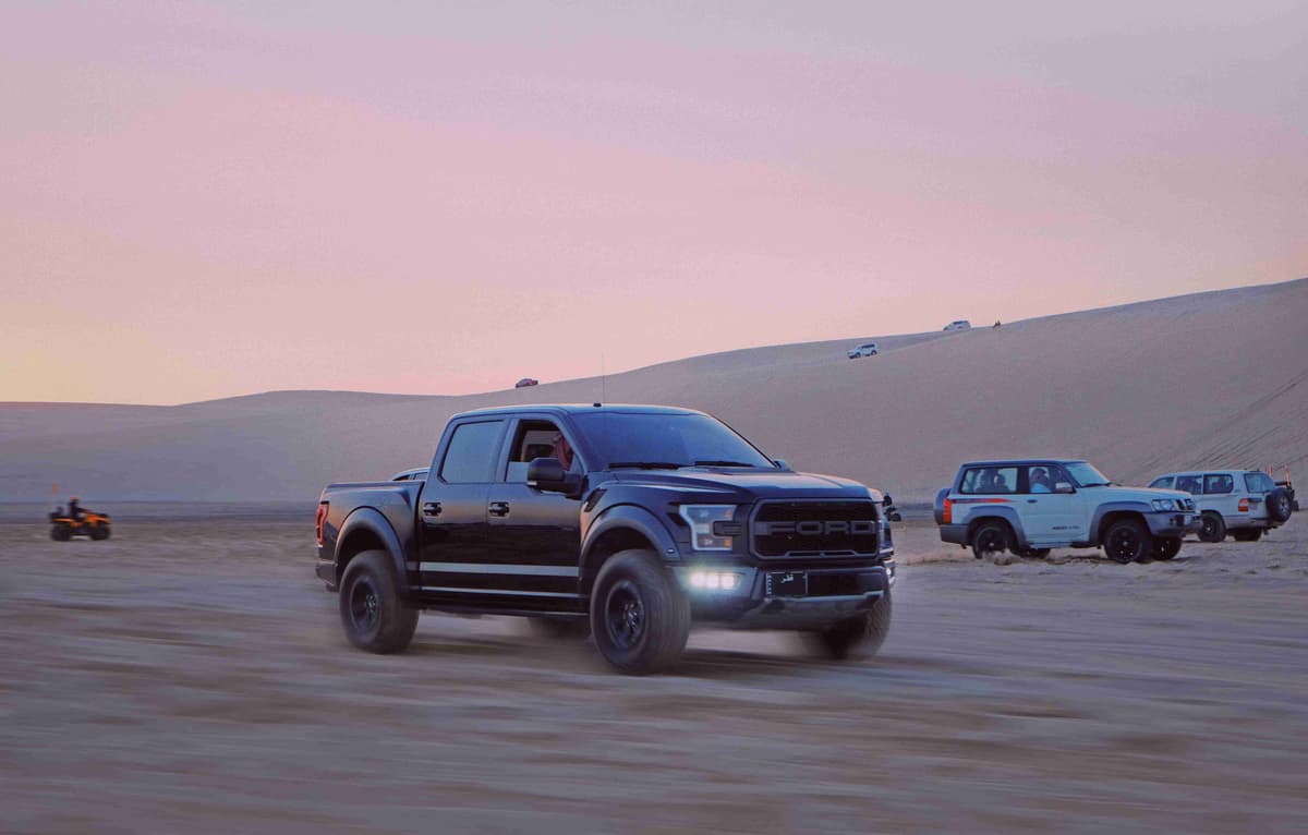 Desert Drive Adventure avec un camion Ford au crépuscule