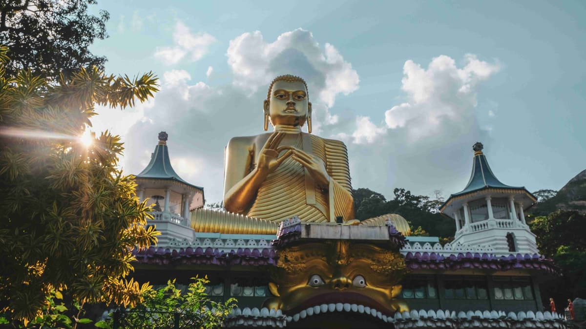 تمثال بوذا الذهبي مع أشعة الشمس