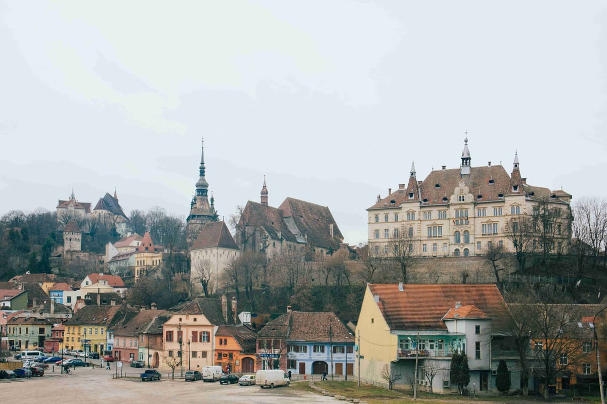 Vedere la orașul vechi și la castelul dealului