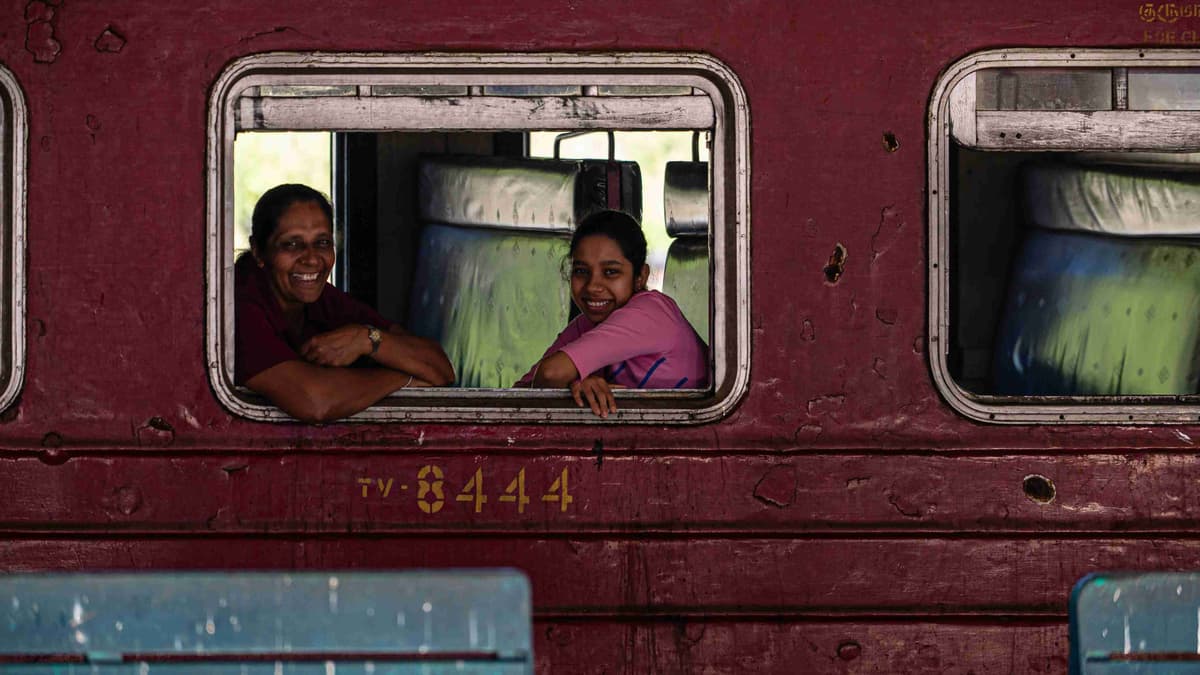 الركاب يبتسمون في نافذة القطار