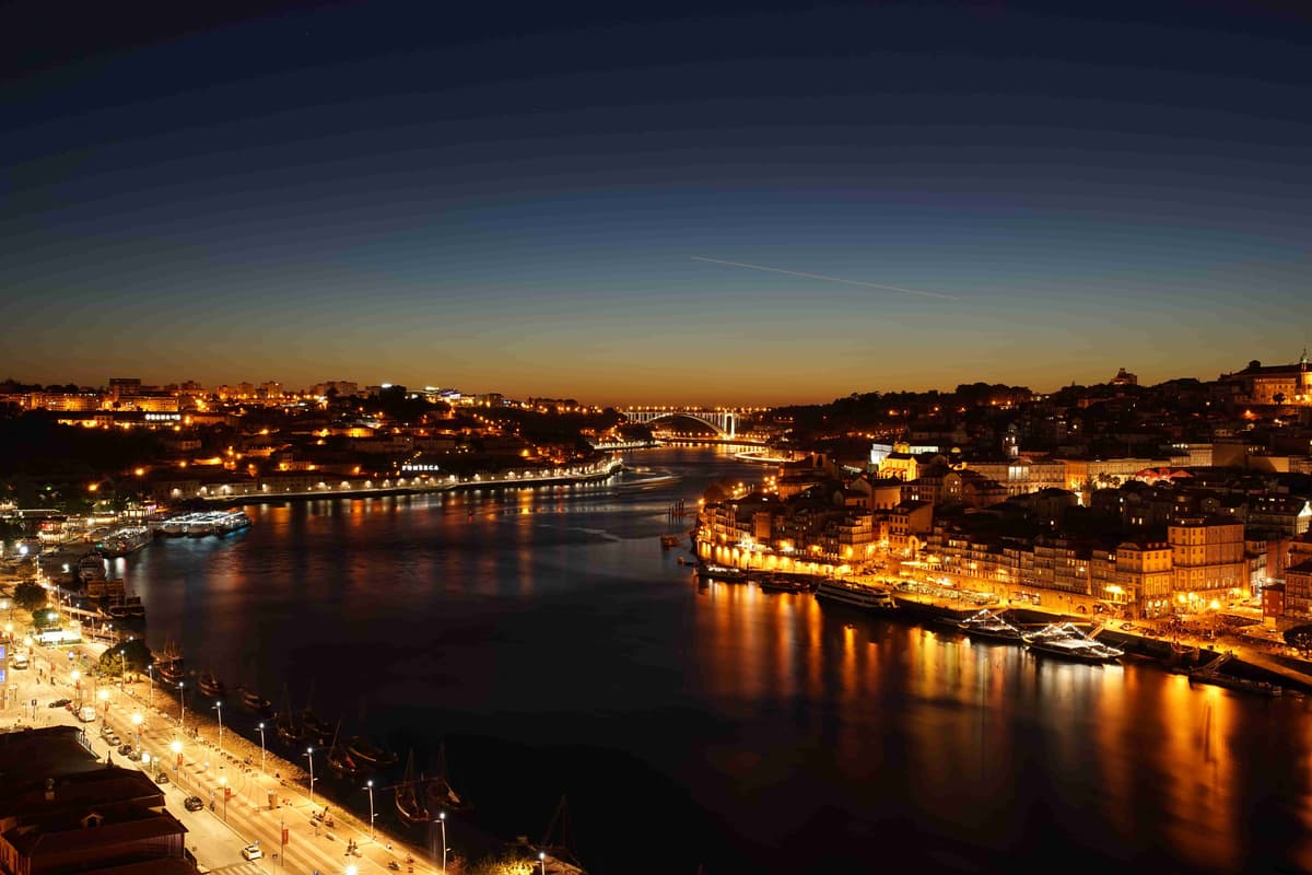 Orizontul de noapte din Porto și vedere la râu