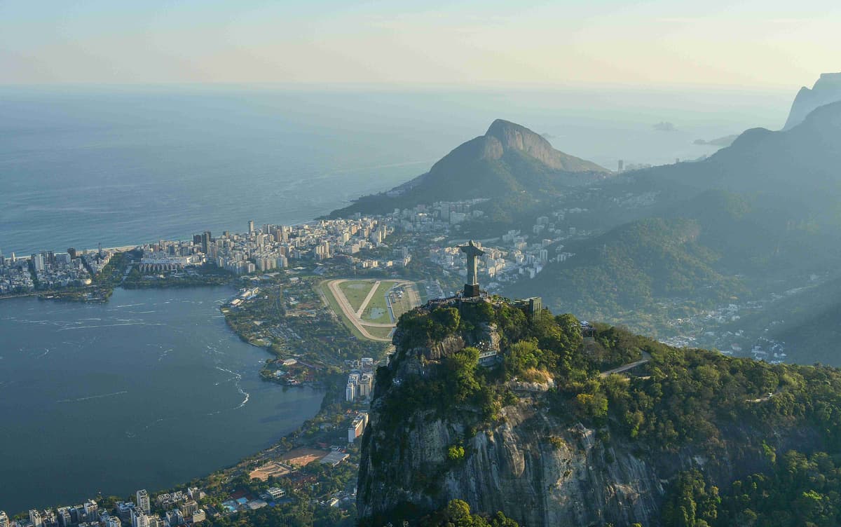 منظر خلاب لمدينة ريو دي جانيرو مع المسيح الفادي المطل على المدينة