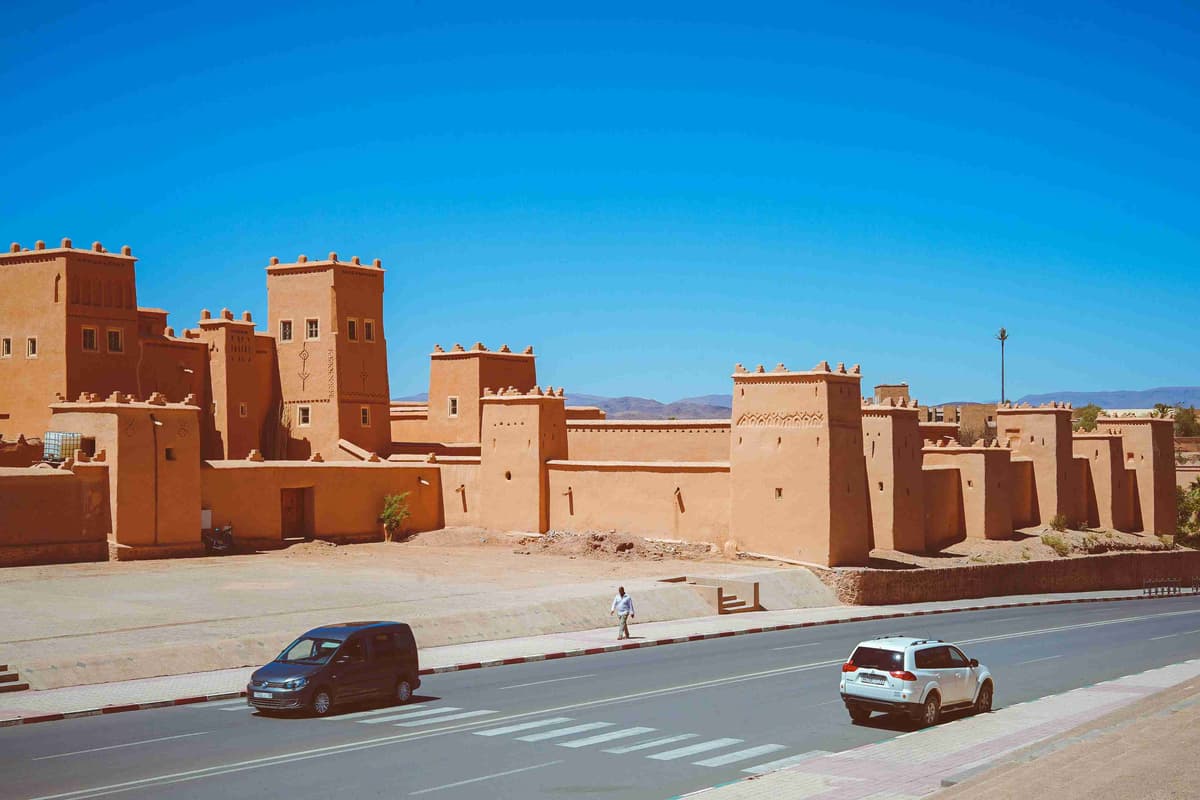 مباني على طراز القلعة ذات الهندسة المعمارية التقليدية المصنوعة من الطين
