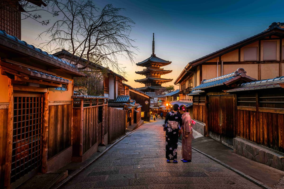 الكيمونو التقليدي في زقاق كيوتو التاريخي عند غروب الشمس