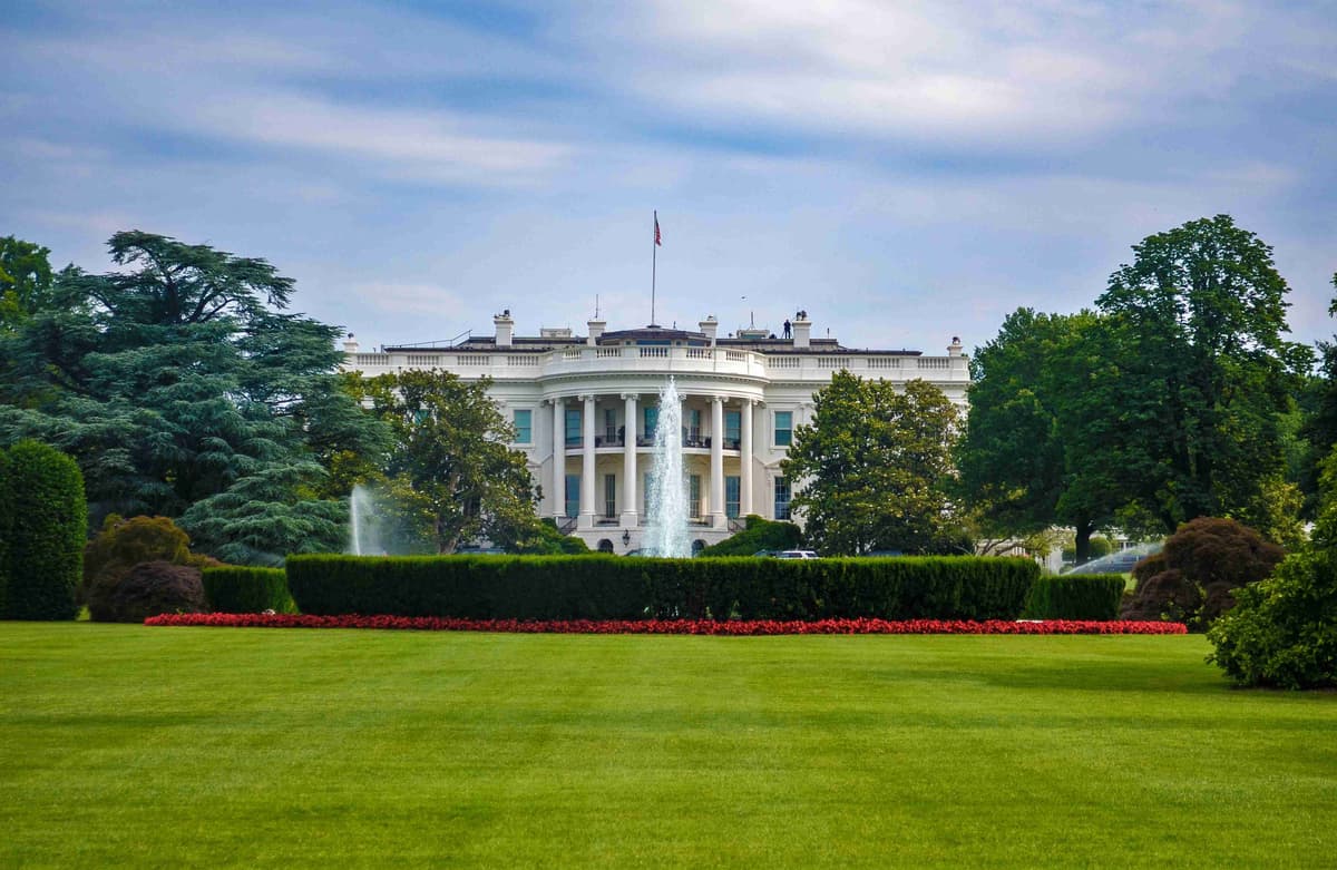 البيت الأبيض مع حدائق الصيف في واشنطن العاصمة