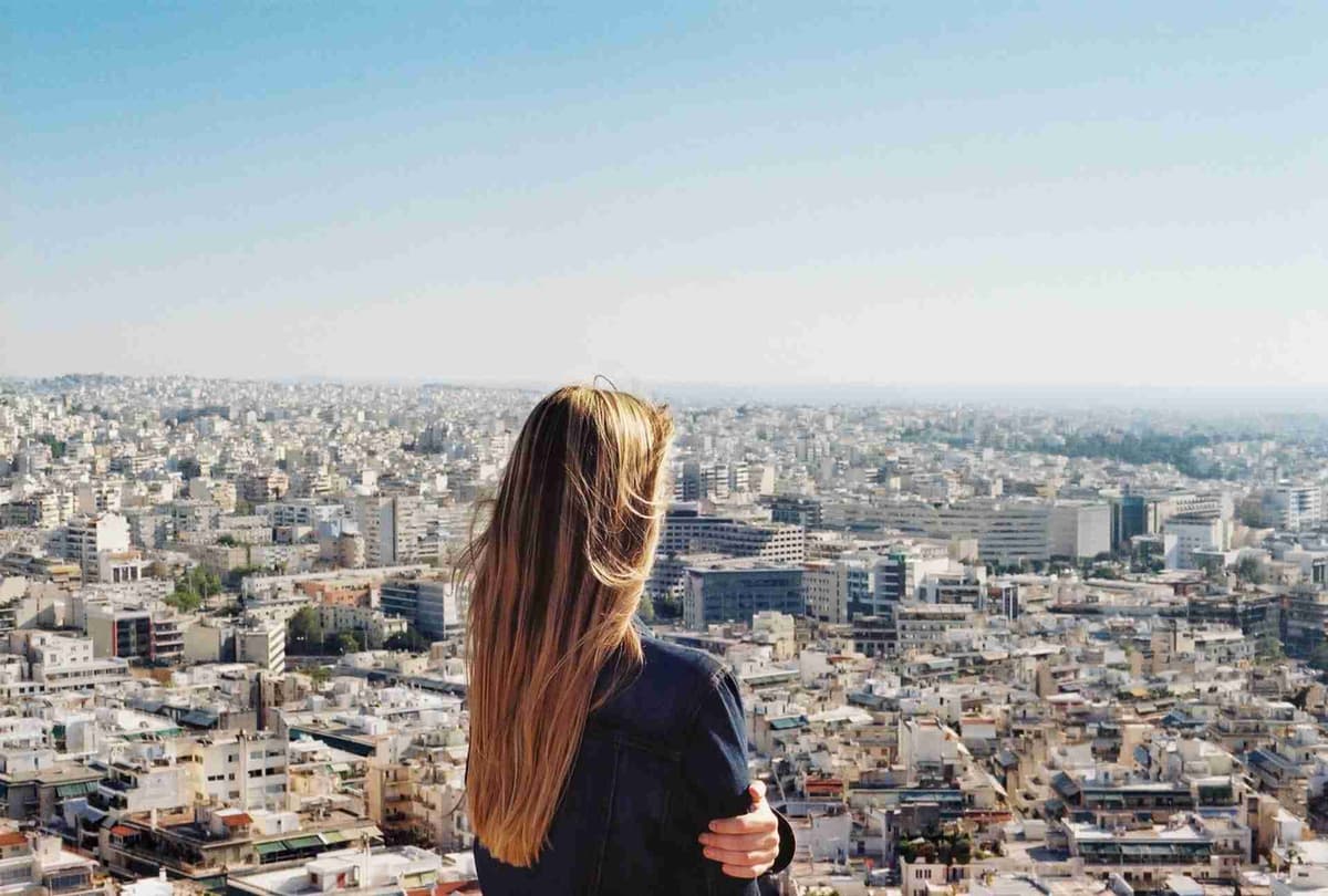 Femeie cu vedere la peisajul urban al Atenei, Grecia
