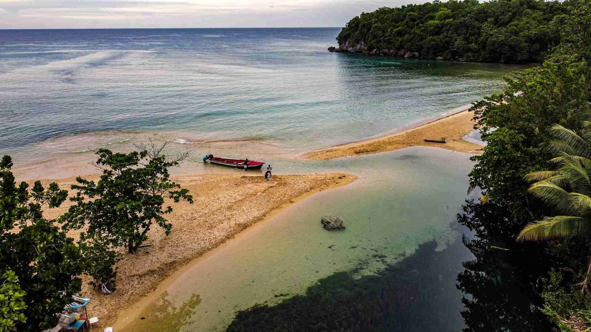 خليج شاطئ منعزل به قارب في أوتشو ريوس، جامايكا.