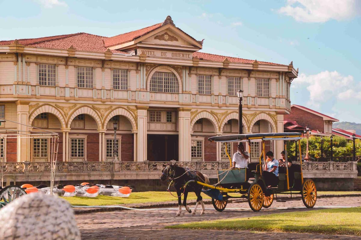 Trăsura de cai în fața colonialului Hotel de Oriente.