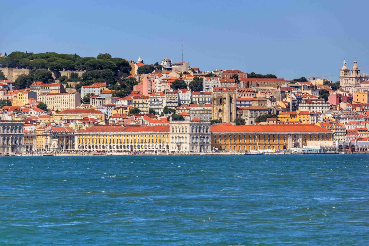 منظر للهندسة المعمارية التاريخية في لشبونة عبر نهر تاجة.