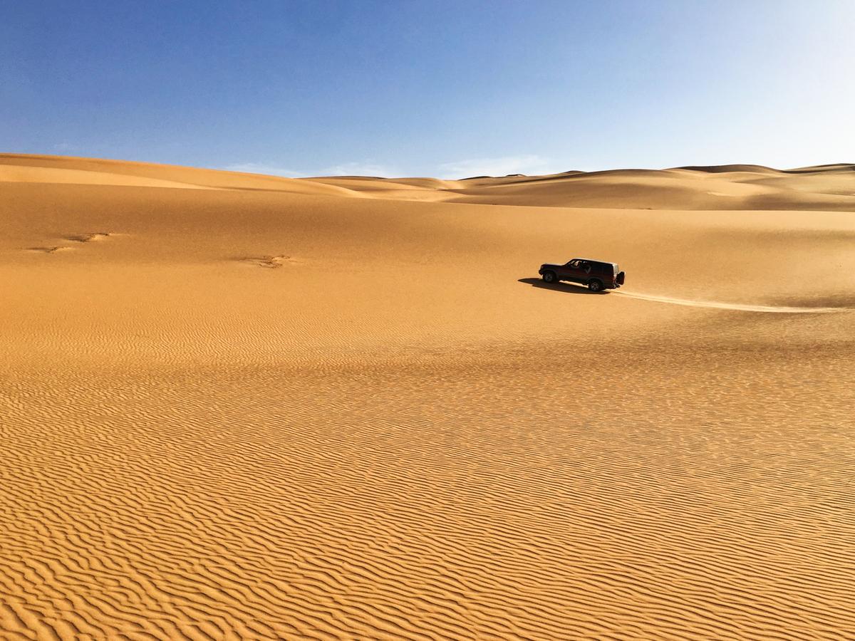 Foto do deserto por Ahmed Almakhzanji