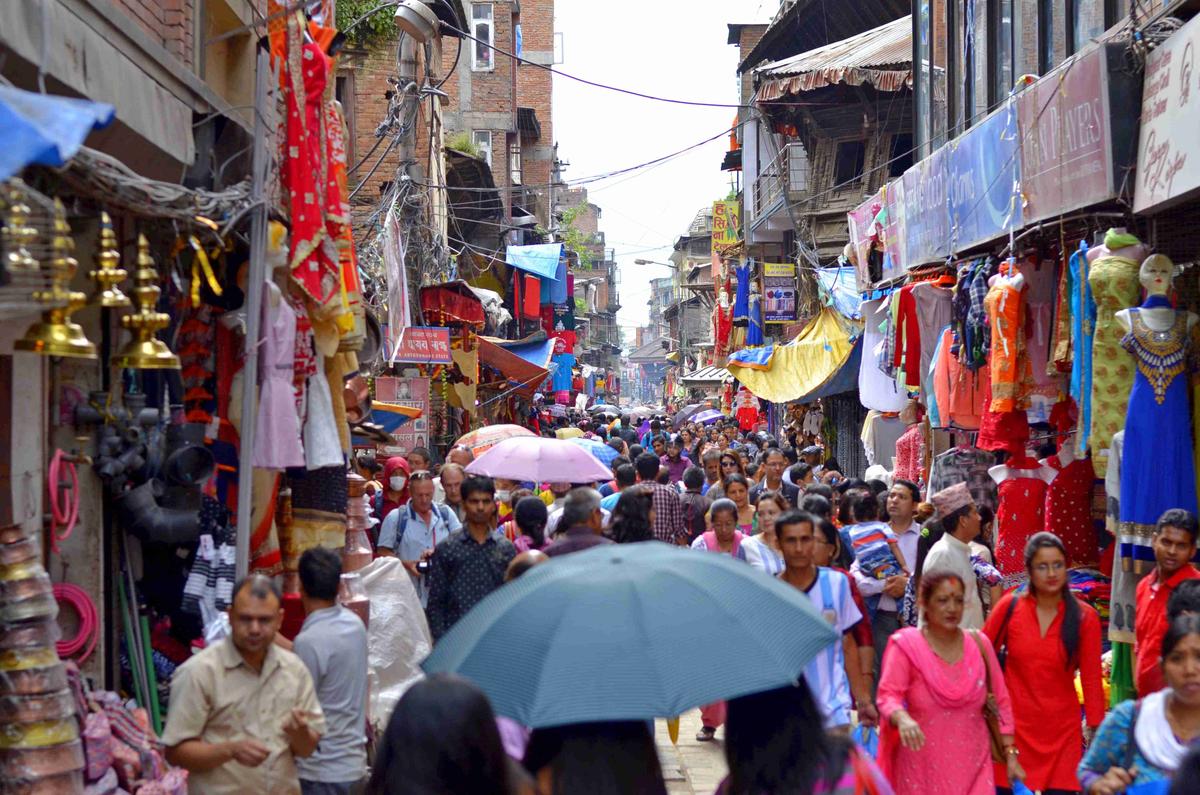 Foto da rua movimentada de Kathmandu por Laurentiu Morariu