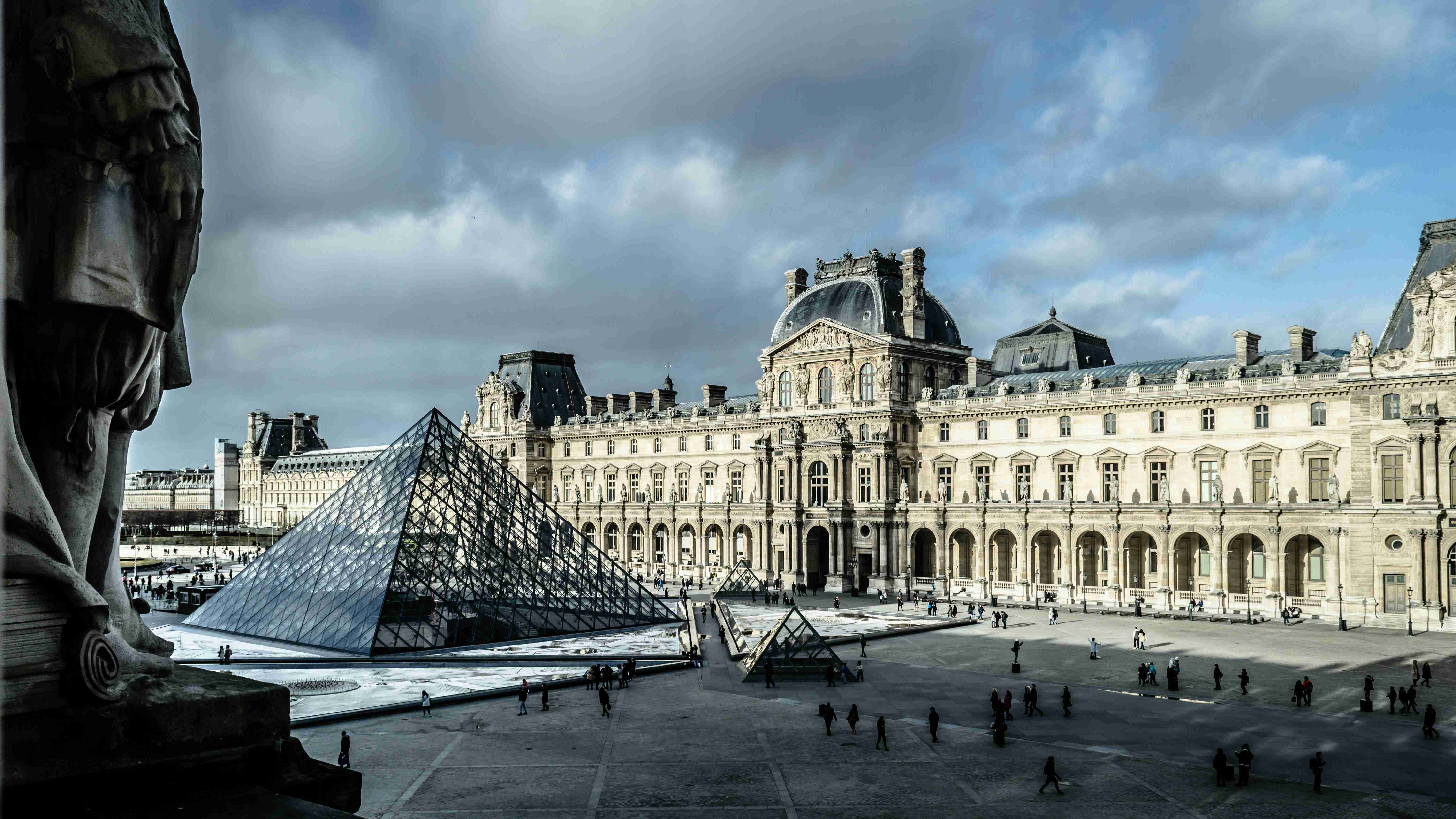 British Tourists Face Extra Fees at French Attractions, Louvre Included