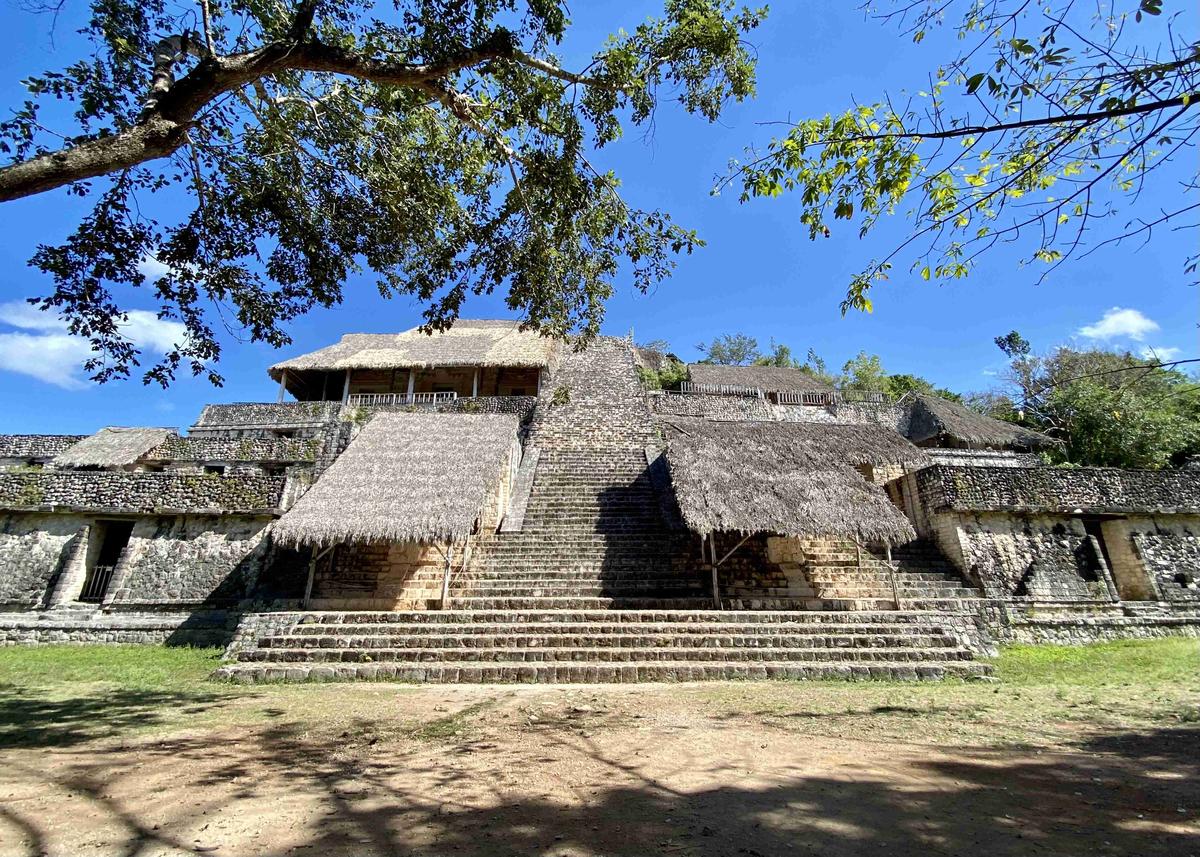 Acropolis_pyramid,_Ek_Balam,_Yucatan,_Mexico