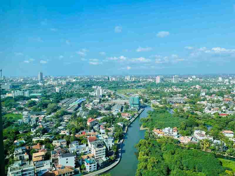 Vista aérea del paisaje urbano con río.
