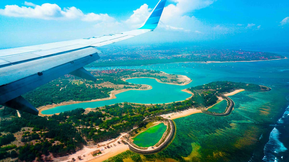 Widok z lotu ptaka na przybrzeżne ukształtowanie terenu i turkusowe wody z samolotu