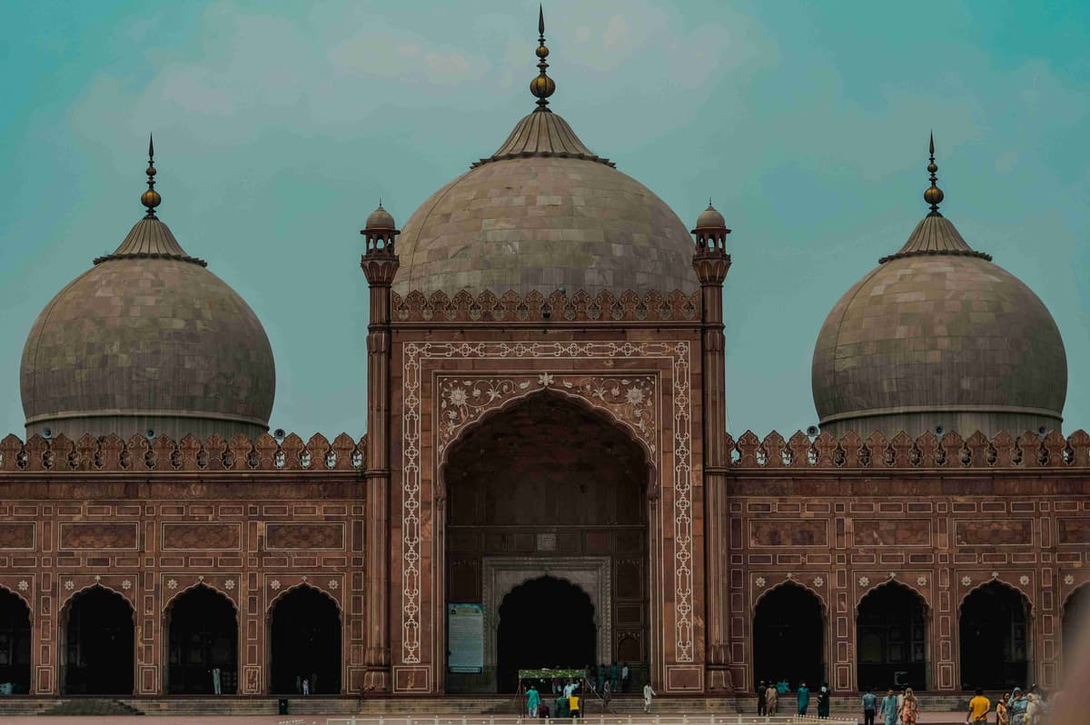Detalle arquitectónico de la fachada histórica de la mezquita