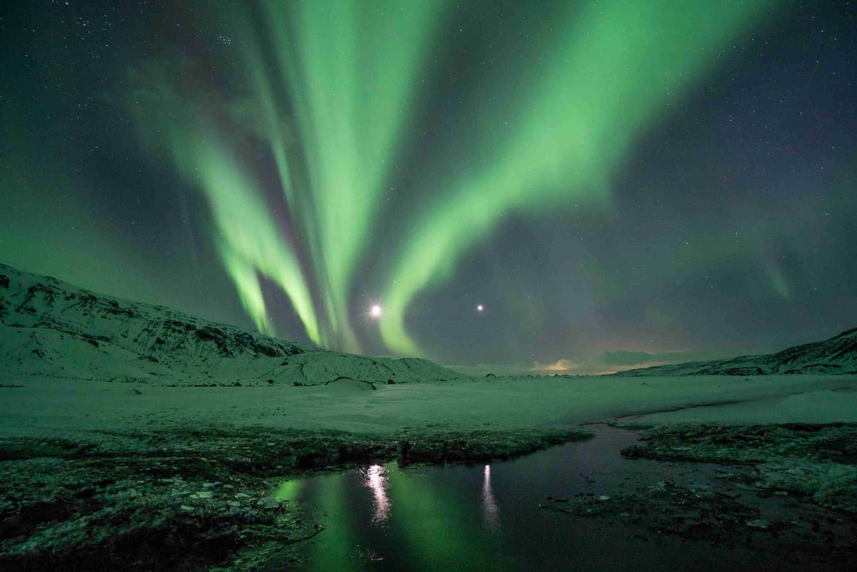 Aurora Boreale Iluminând Cerul Nopții De Iarnă