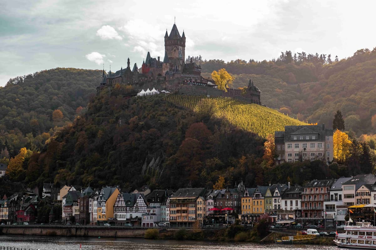 Lâu đài mùa thu nhìn ra thị trấn sông