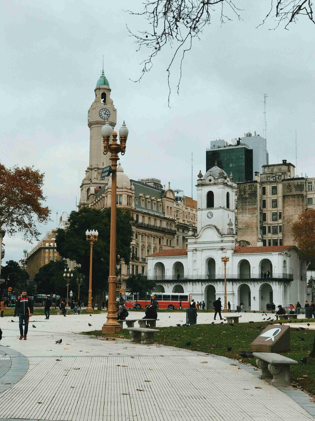 역사적인 시계탑이 있는 도시 광장의 가을날