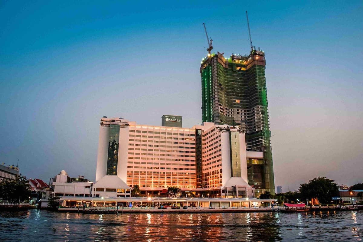 Vue sur le crépuscule de l'hôtel en bord de mer de Bangkok