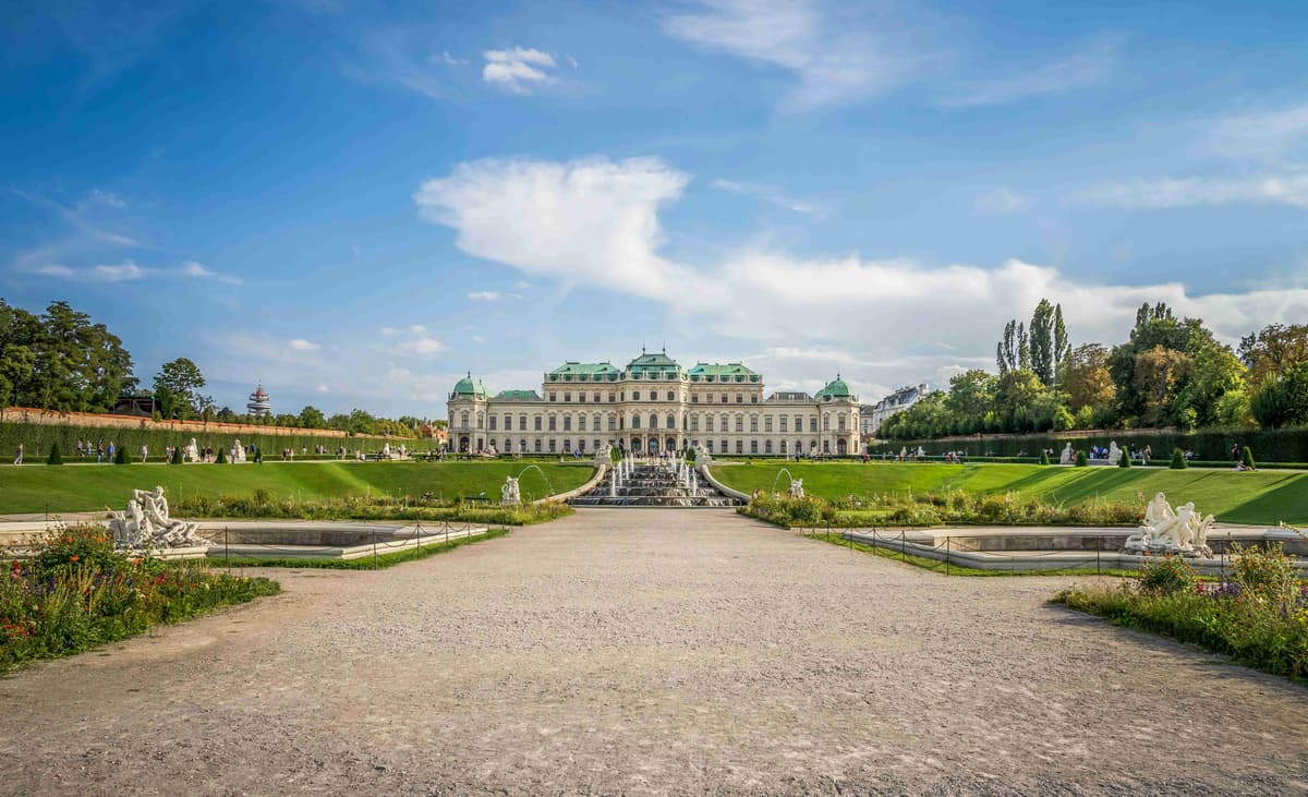 Дворец в стиле барокко с садами и фонтаном
