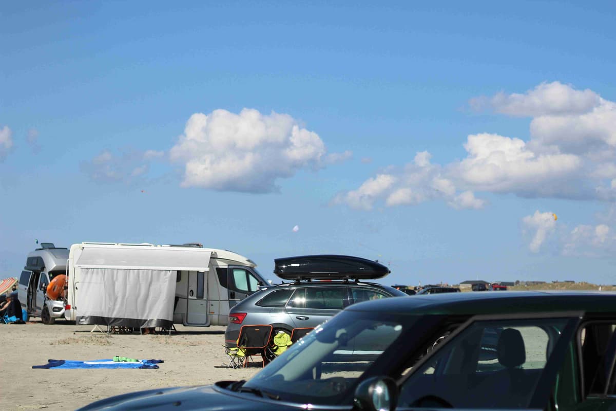 Campeggio sulla spiaggia con veicoli