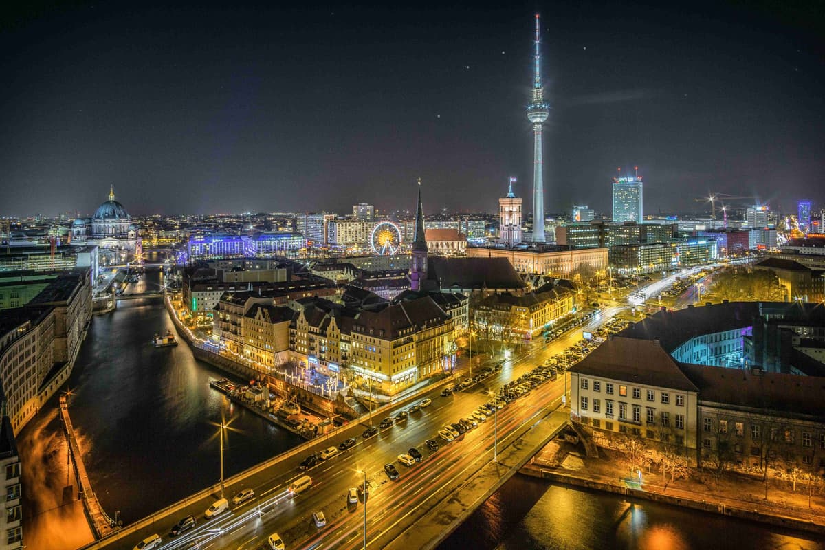 Berlin Skyline om natten med tv-tårn