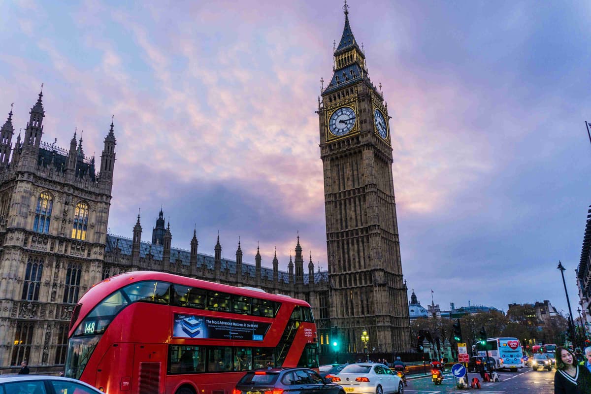 黄昏伦敦的大本钟和红色巴士