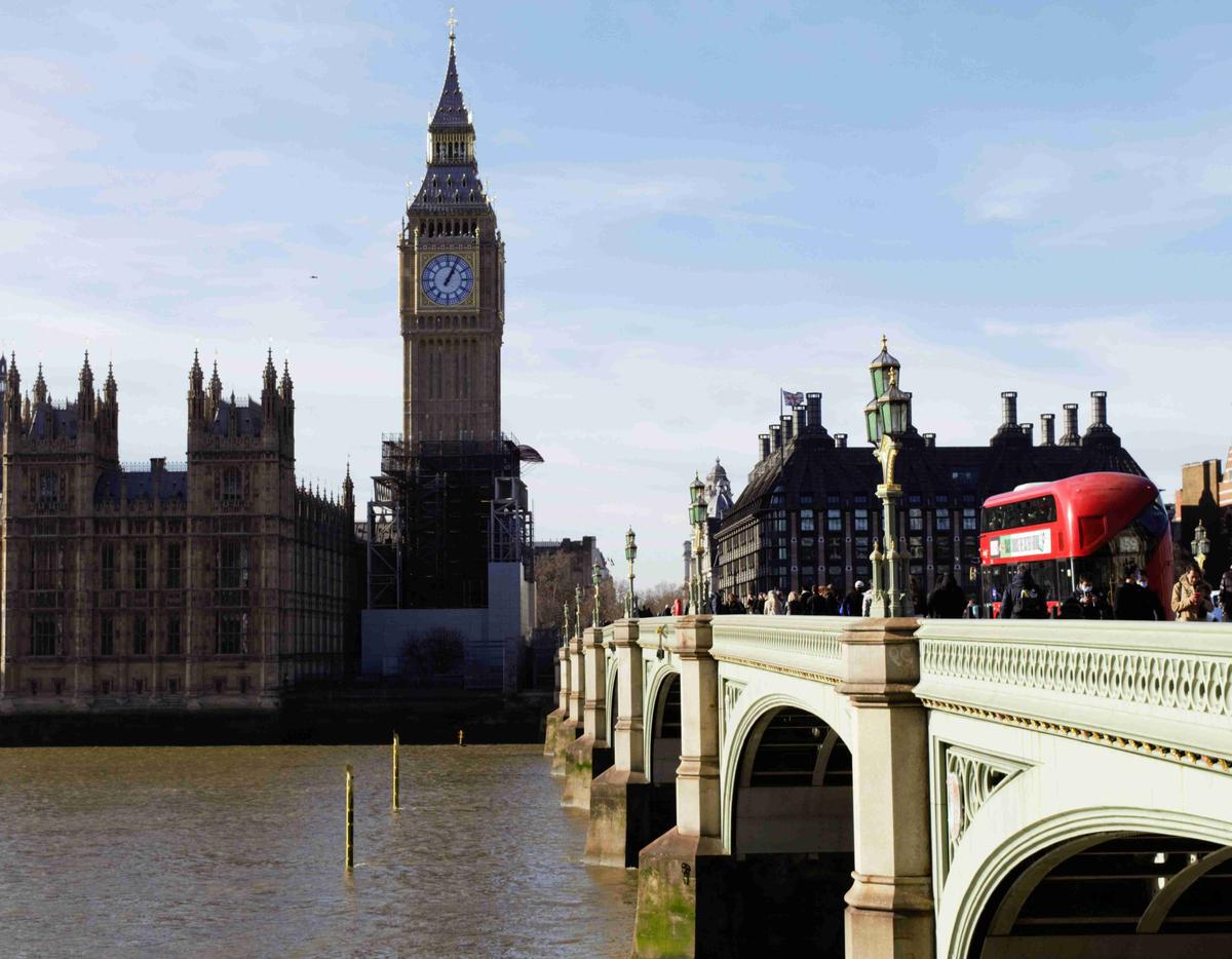 Биг-Бен и Вестминстерский мост с красным двухэтажным автобусом в Лондоне