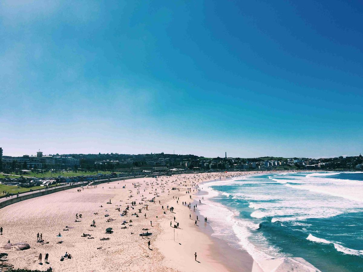 Dienos vaizdas į Coastline Bondi paplūdimį, Sidnėjus, Australija su žmonėmis.