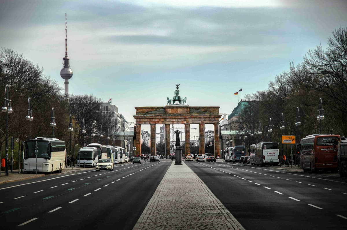 Brandenburger Tor med Berlin TV-torn i bakgrunden