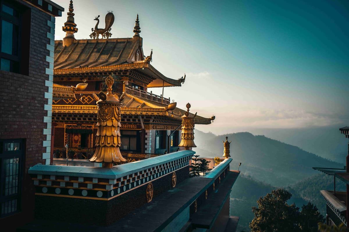 Буддийский храм с видом на туманные горы