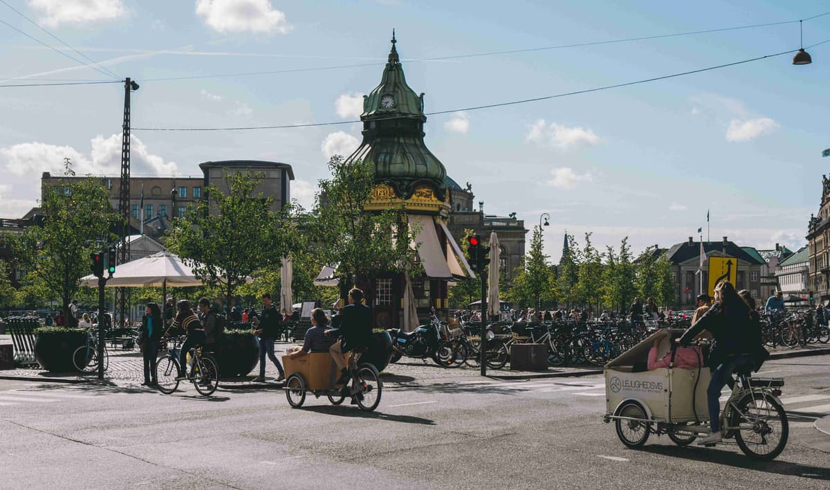 Oraș plin de viață intersecție cu bicicliști și arhitectură istorică