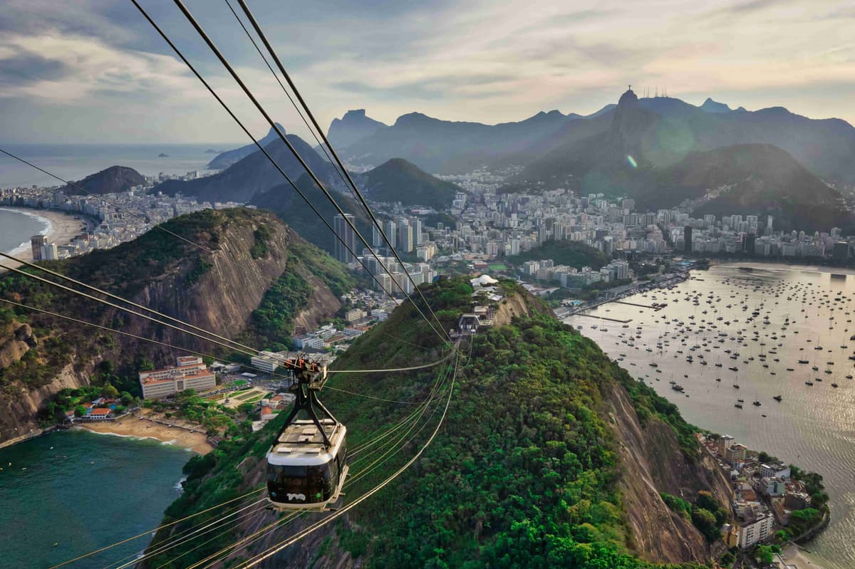 Sikló ereszkedése Rio de Janeiro felett