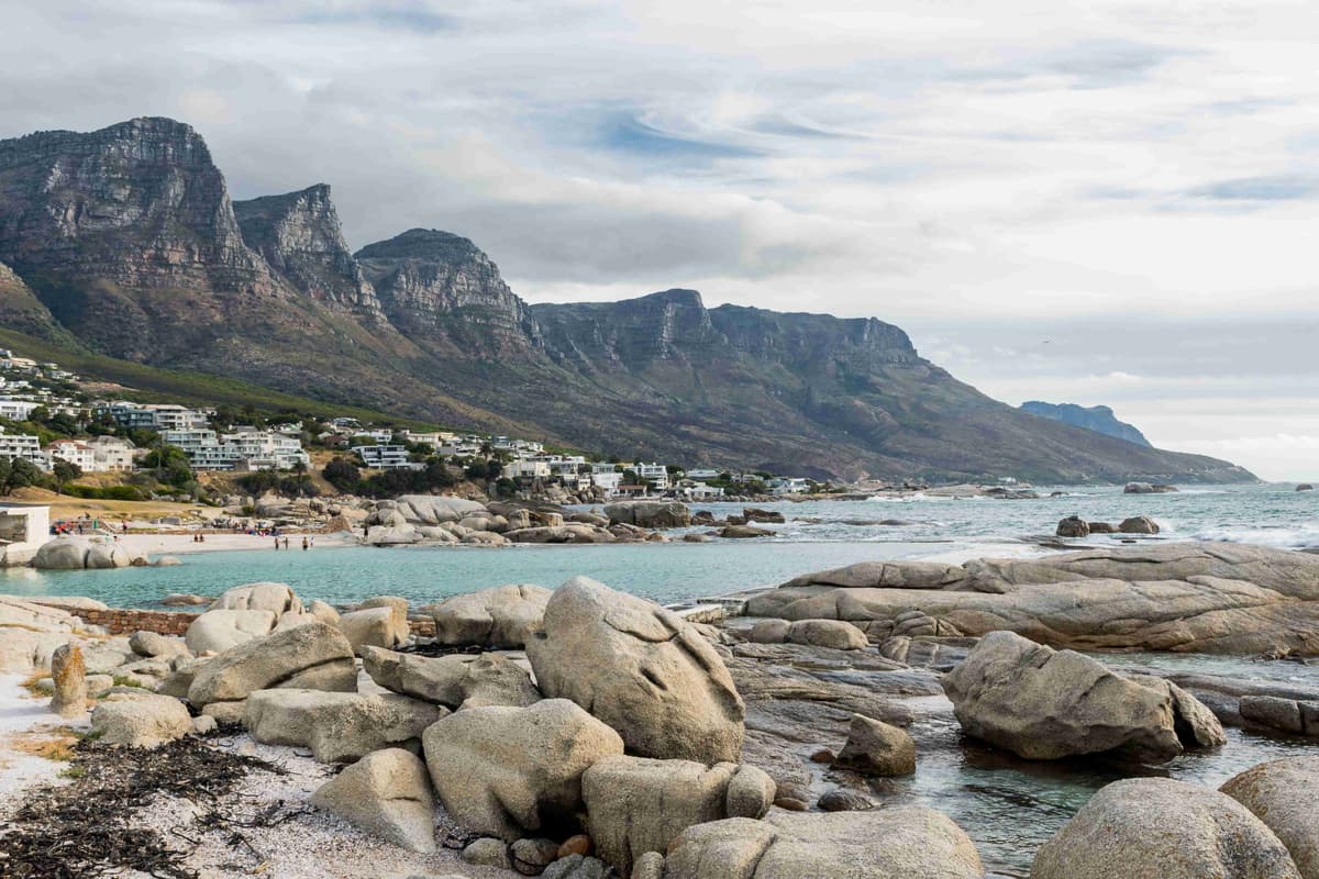 Plaja Camps Bay și Muntele Doisprezece Apostoli din Cape Town