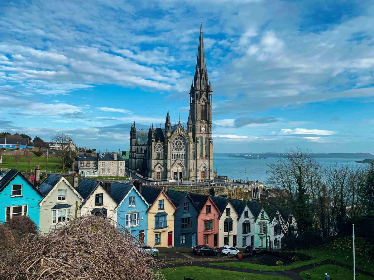 Kathedrale mit Blick auf die farbenfrohe Stadt und das Meer