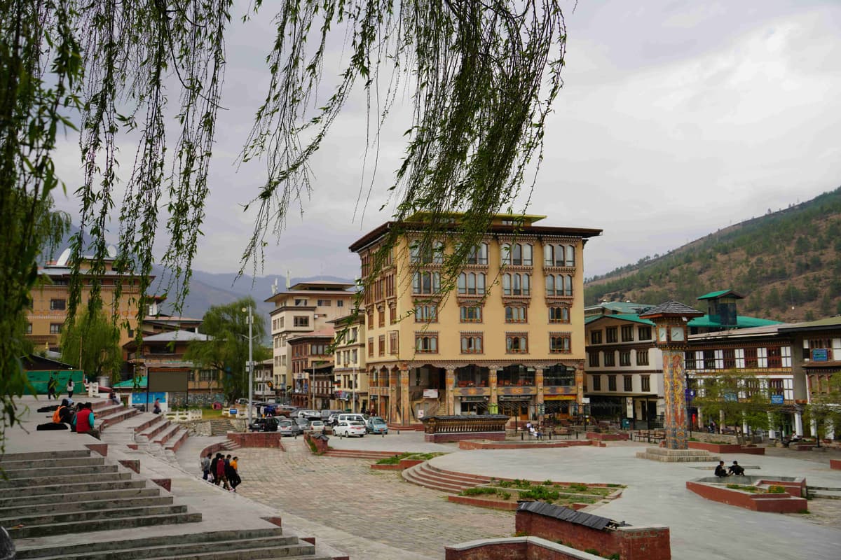 Piazza centrale con architettura tradizionale