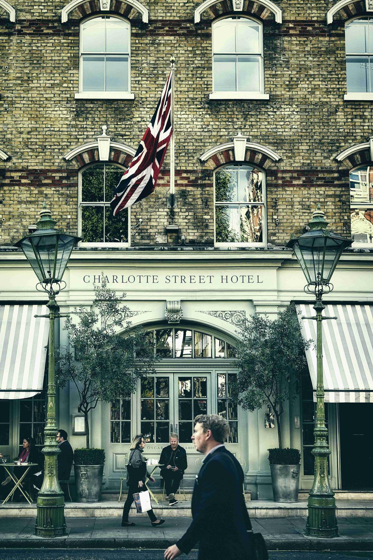 Charlotte Street -hotellin julkisivu Iso-Britannian lipun alla Lontoossa