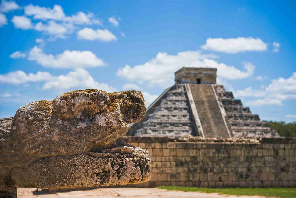 Escultura de la serpiente de las ruinas mayas de Chichén Itzá