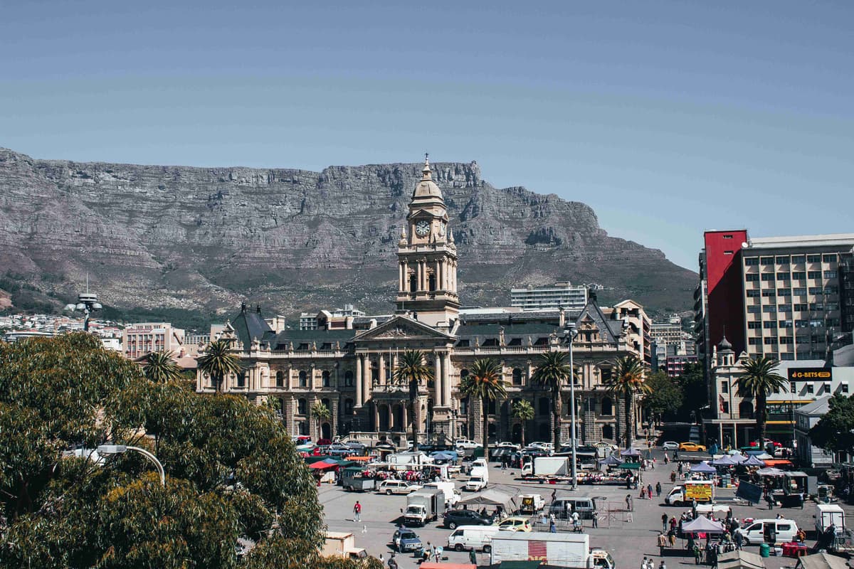Primăria orașului Cape Town cu fundal Table Mountain