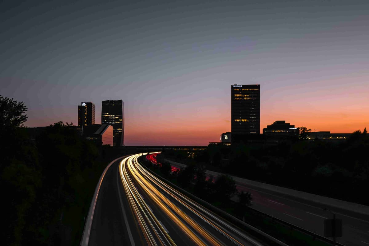 Градски пейзаж Свечеряване със светлинни следи