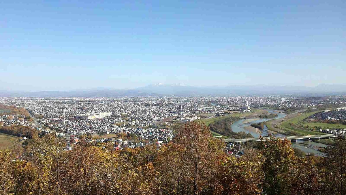 Stadsbild av Asahikawa från berget Arashiyama observatorium, Hokkaido, Japan