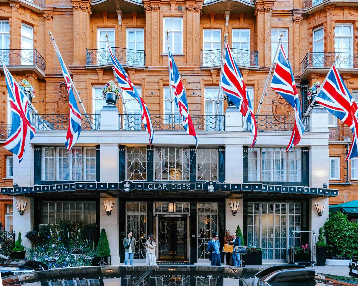 Claridges Hotel London med brittiska flaggor