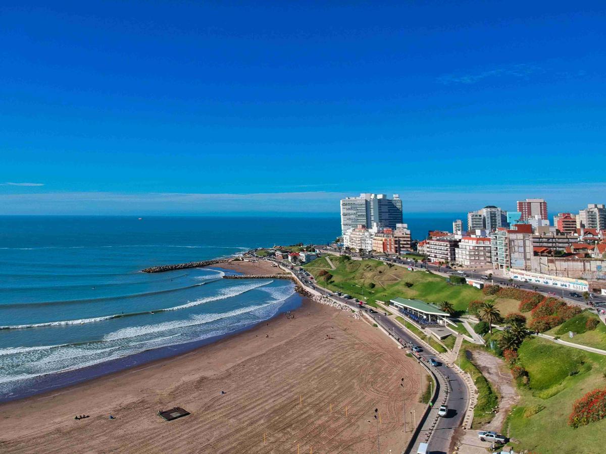 Vue aérienne du front de mer de la ville côtière