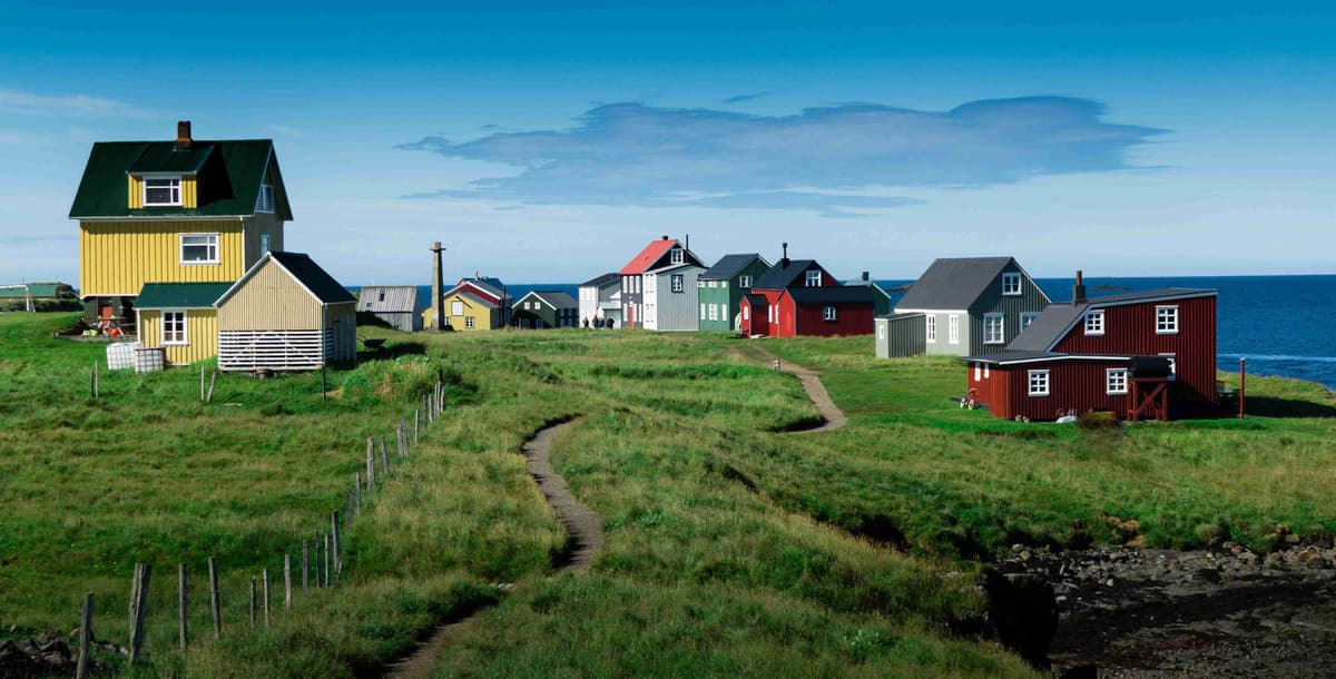 Küstendorf mit bunten Häusern