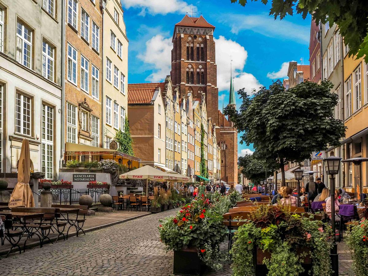 Kopfsteinpflasterstraße und Straßencafés in der historischen europäischen Stadt